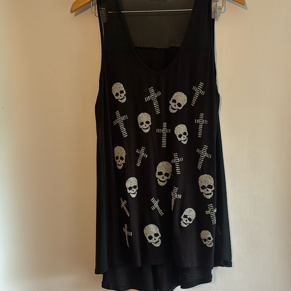 Black skull top